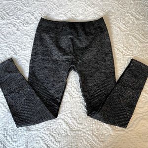 Black Heather Fabletics Mid-Rise Seamless Rib 7/8 Leggings Size Medium